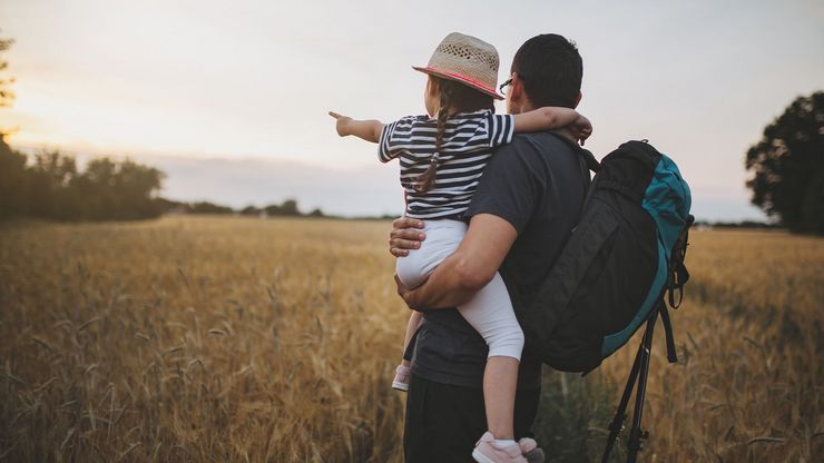 CENTOGENE Father with small Child in Field